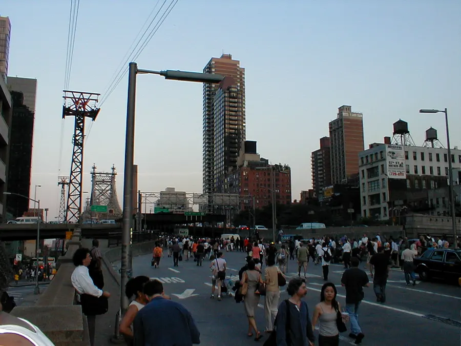 People on foot in the streets of Manhattan during the blackout of August 2003