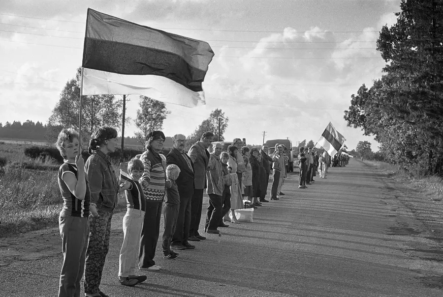 People holding hands along a country road in Estonia as part of the Baltic Way in 1989, photographed by Jaan Künnap