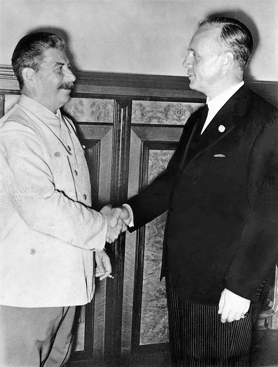 Stalin and the German foreign minister Joachim von Ribbentrop in the Kremlin after the signing of the pact on 23 August 1939 (German Federal Archives)