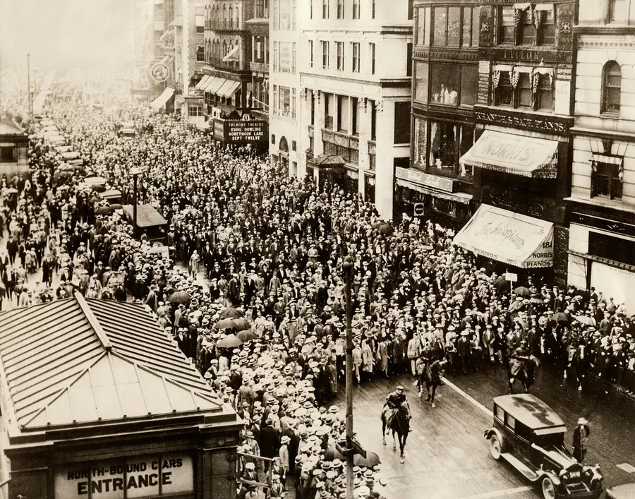 Thousands of people follow the hearses carrying Sacco and Vanzetti through Boston in August 1927 (Nationaal Archief)