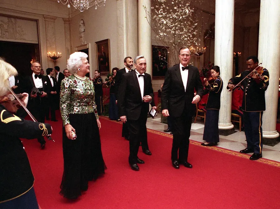 Tadeusz Mazowiecki with President George H. W. Bush and Barbara Bush at a state dinner at the White House