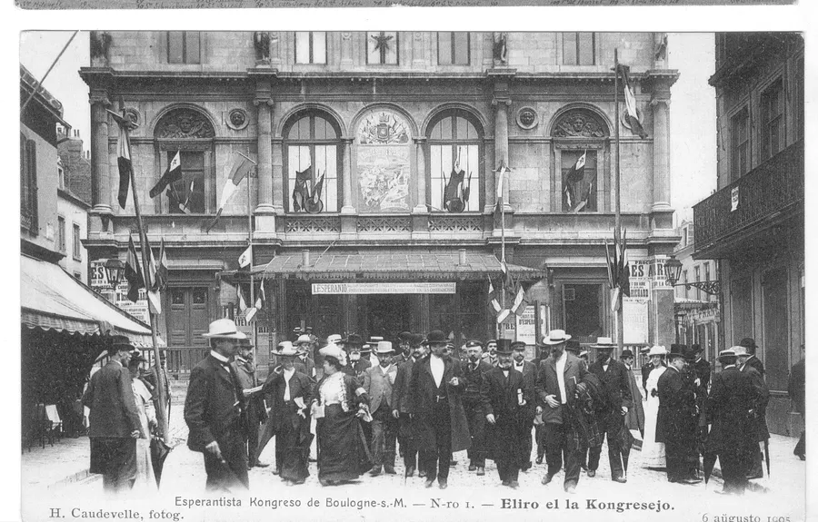 Delegates leave the congress hall at Boulogne-sur-Mer during the first World Esperanto Congress, photographed by Henri Caudevelle on 6 August 1905