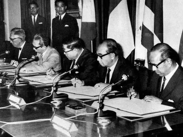 The five foreign ministers sign the ASEAN Declaration in Bangkok on 8 August 1967