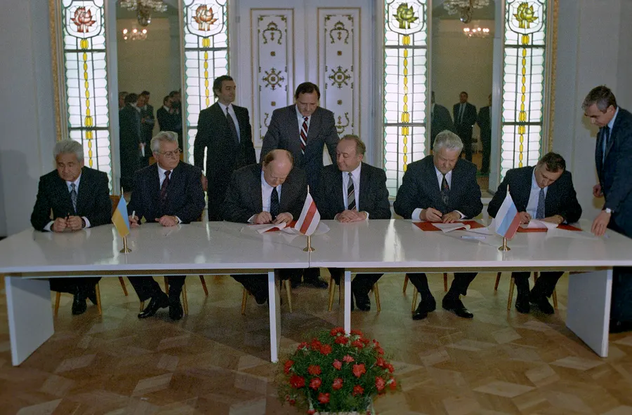 Leonid Kravchuk, Stanislav Shushkevich and Boris Yeltsin with their delegations sign the agreement ending the USSR, 8 December 1991.