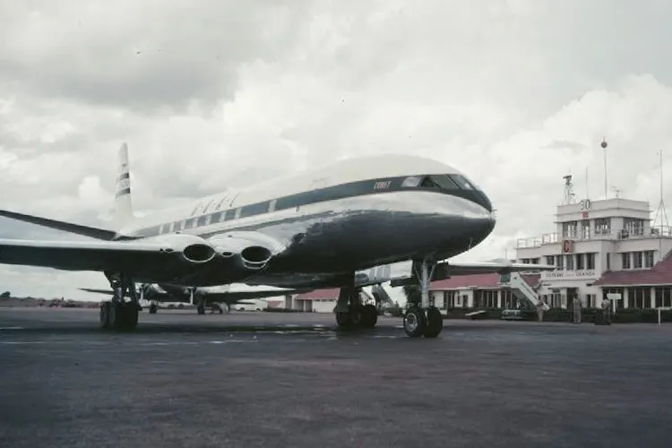 A BOAC Comet on its way from London to Johannesburg, stopping at Entebbe in Uganda, 1952.