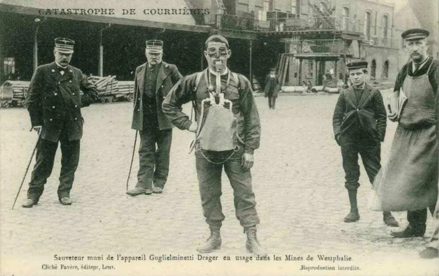 Rescuers with breathing apparatus at Courrières, on a postcard of 1906.