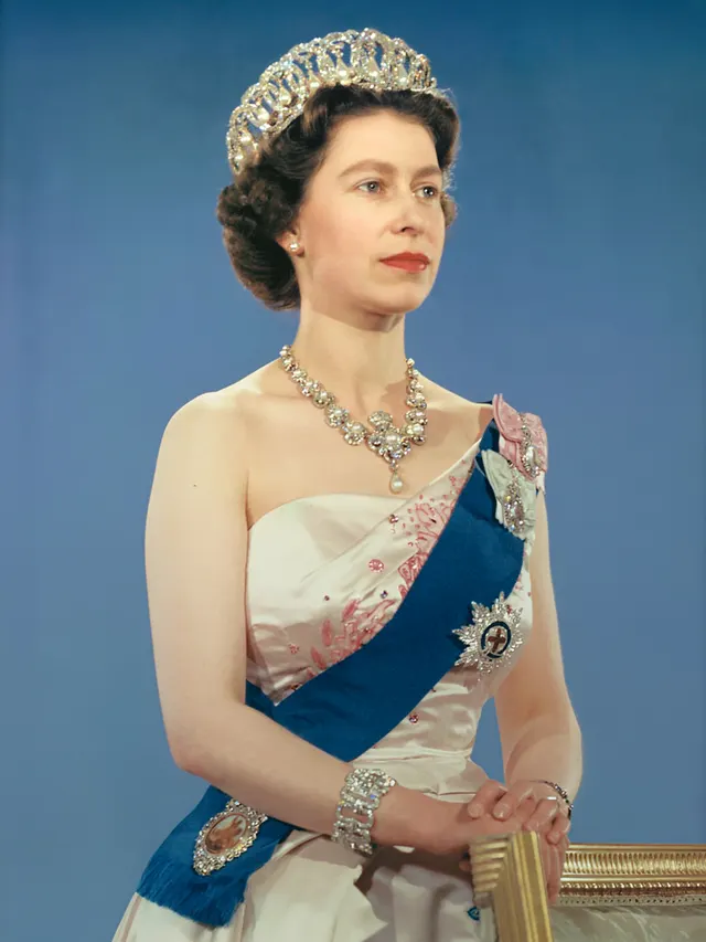 Queen Elizabeth II in her official portrait for her 1959 tour.