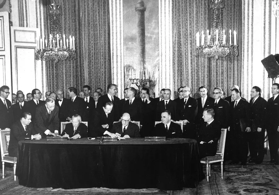 The signing of the Élysée Treaty in Paris, 22 January 1963 (German Federal Archives).