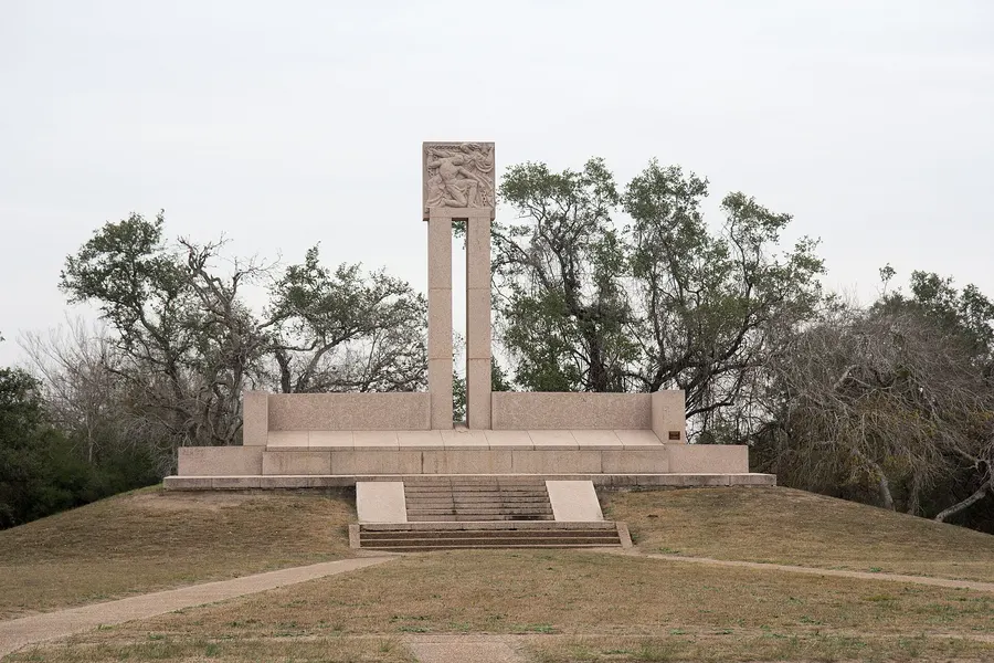 The monument over the grave of the Texian prisoners at Goliad, 2013.
