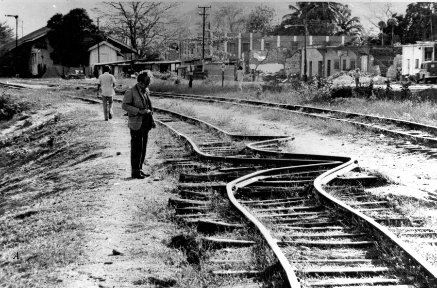 Railway lines bent by the ground shaking at Gualán, Guatemala, 1976 (US Geological Survey).
