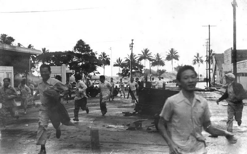 People run from an approaching wave in Hilo, Hawaii, on 1 April 1946.
