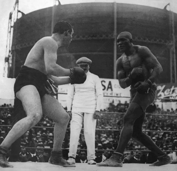 Tommy Burns (left) and Jack Johnson (right) during their title fight in Sydney, 26 December 1908.