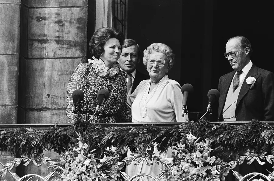 Queen Beatrix and Princess Juliana on the balcony of the Royal Palace in Amsterdam after the abdication, 30 April 1980.