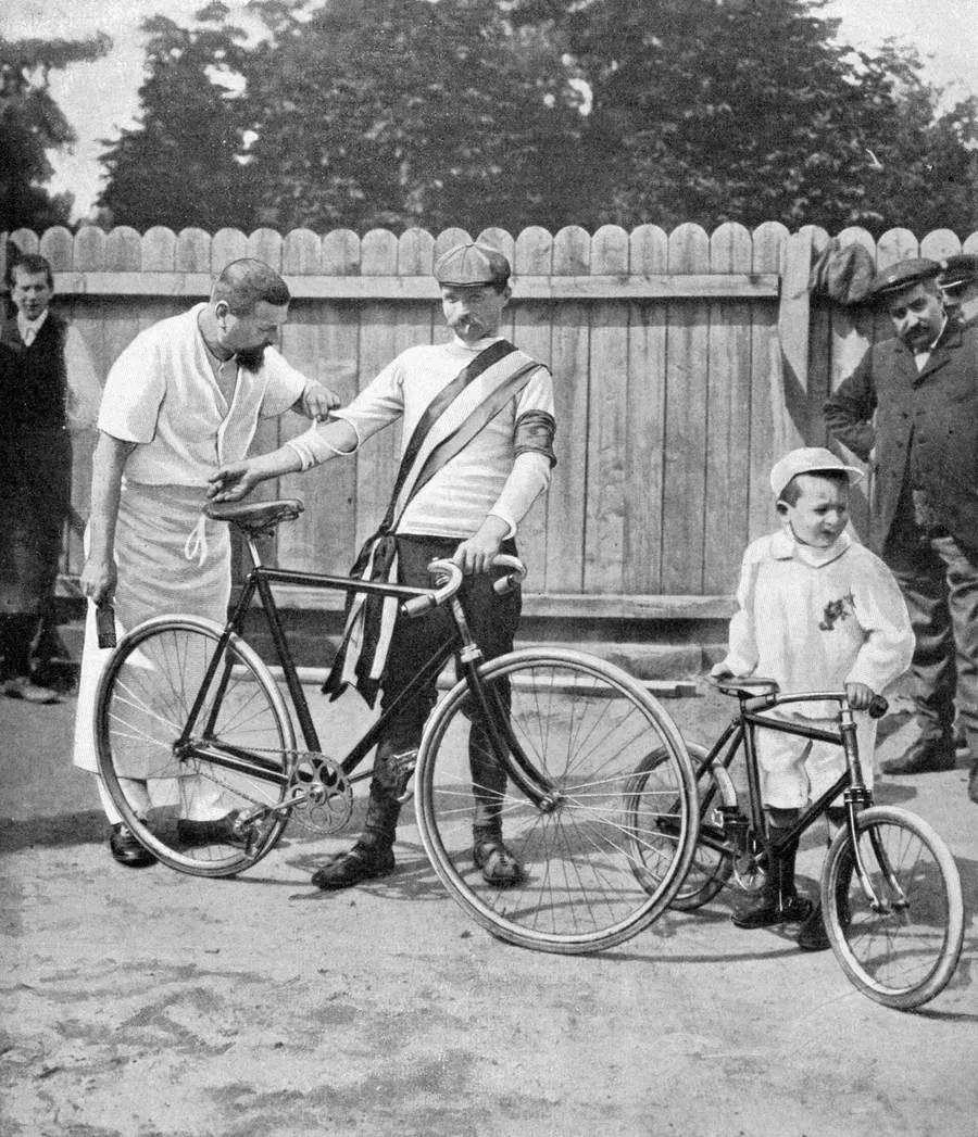 Maurice Garin, winner of the first Tour de France, with his bicycle