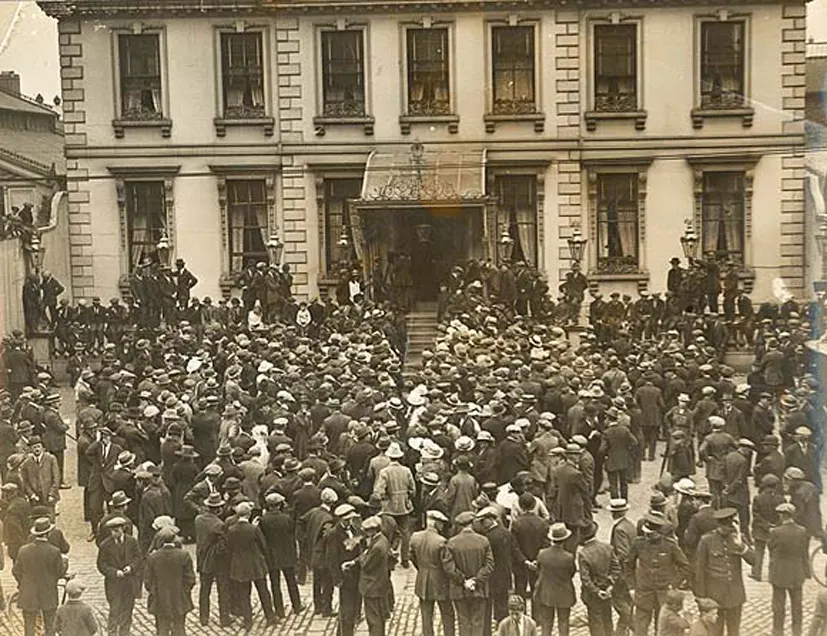 Crowds outside the Mansion House in Dublin on 8 July 1921, while the truce talks went on inside