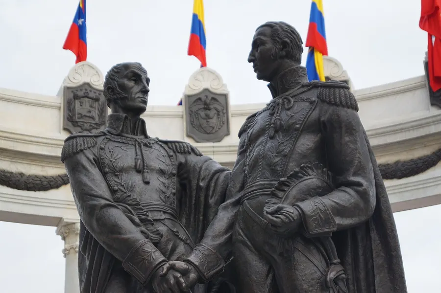 The monument at La Rotonda on Guayaquil's waterfront, showing Bolívar and San Martín shaking hands