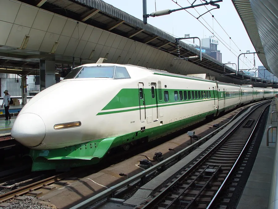 A 200 series train, the type that opened the Tōhoku Shinkansen, at Tokyo Station in 2002