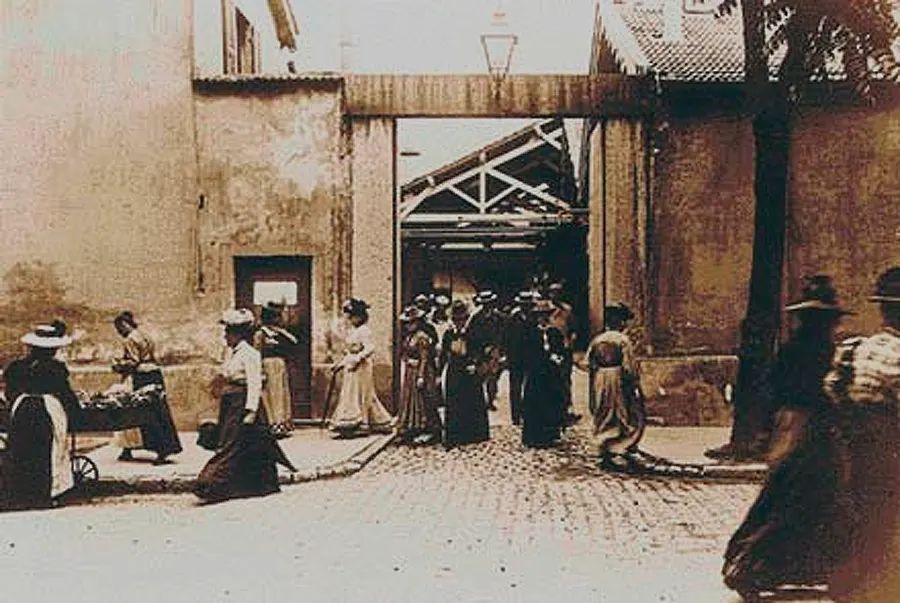 A frame from the Lumière film of workers leaving their factory in Lyon.