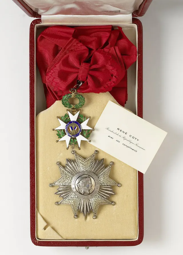 An insignia of the Légion d'honneur in its case, now in the Rijksmuseum