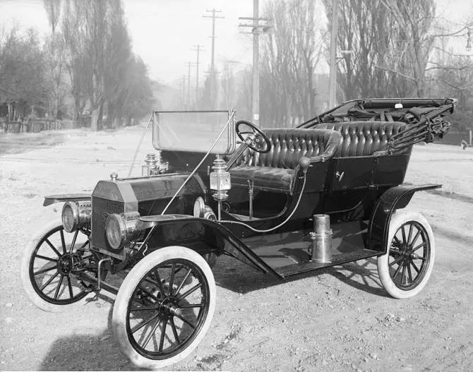 An early Ford Model T, photographed around 1910