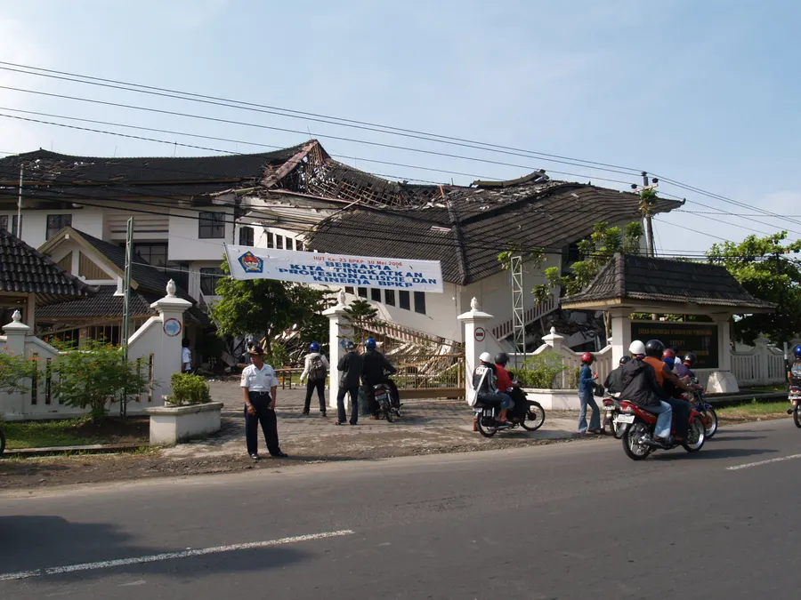 A collapsed government office on Jalan Parangtritis in Yogyakarta, photographed the day after the earthquake