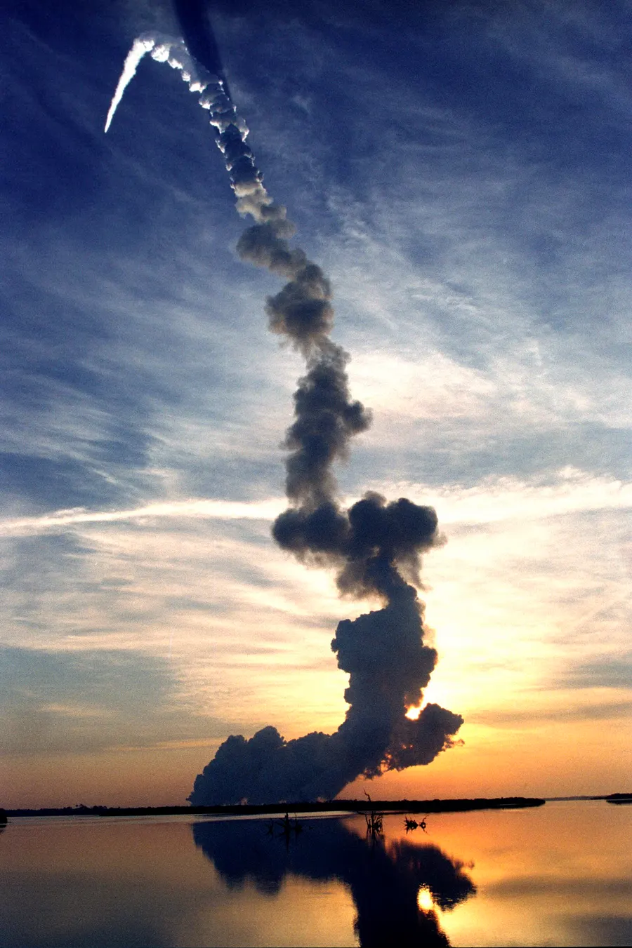 Space shuttle Discovery lifting off on mission STS-96, 27 May 1999