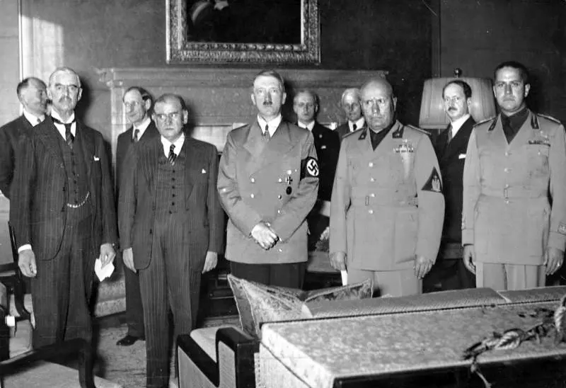 Chamberlain, Daladier, Hitler, Mussolini and Ciano in Munich, 29 September 1938 (German Federal Archives).