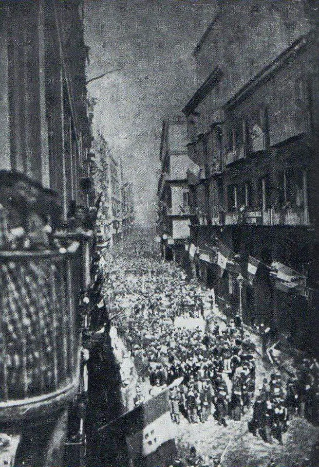 Crowds greet Garibaldi in Via Toledo, Naples, on 7 September 1860