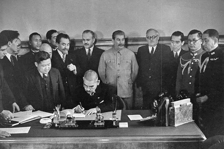 Yōsuke Matsuoka signs the pact in Moscow, watched by Joseph Stalin and Vyacheslav Molotov, April 1941.