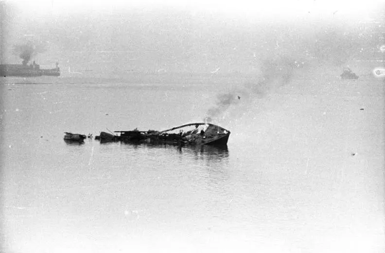 A wrecked British vessel off St Nazaire after the raid, 28 March 1942 (German Federal Archives).