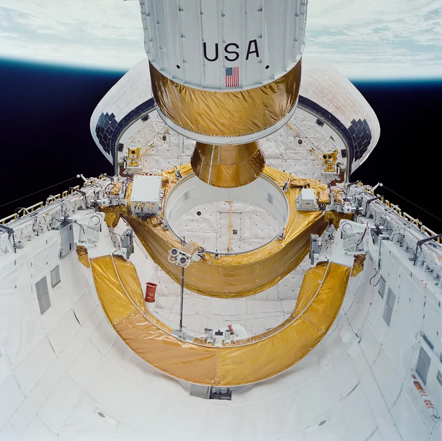 A NASA data-relay satellite rises from Discovery's payload bay during STS-26, 29 September 1988.