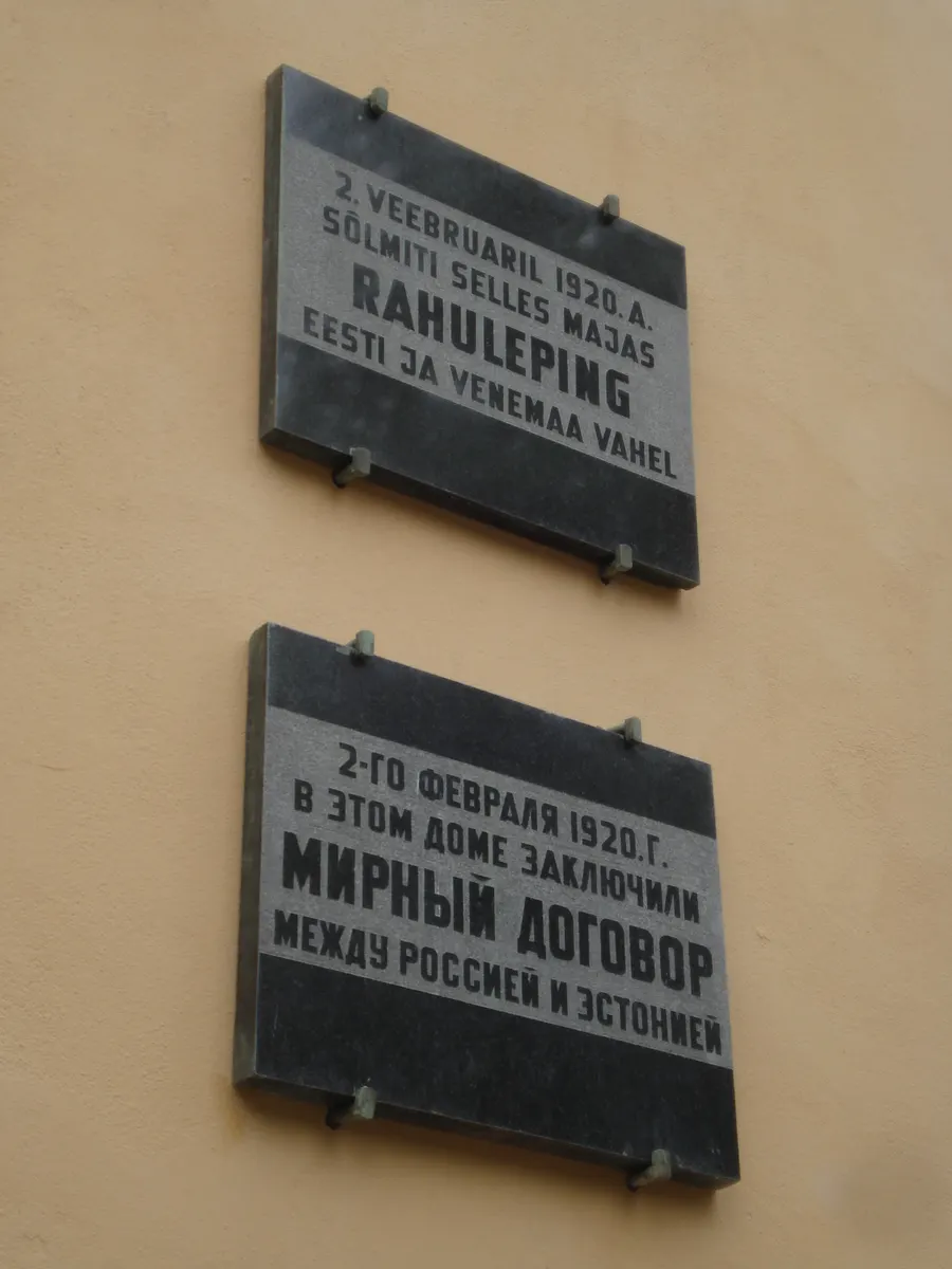 Plaques in Estonian and Russian on the building at Vanemuise 35, Tartu, where the peace treaty was signed in 1920.