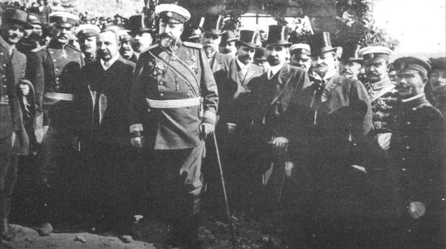 Prince Ferdinand, the prime minister Aleksandar Malinov, ministers and generals at Tarnovo on the day independence was proclaimed.